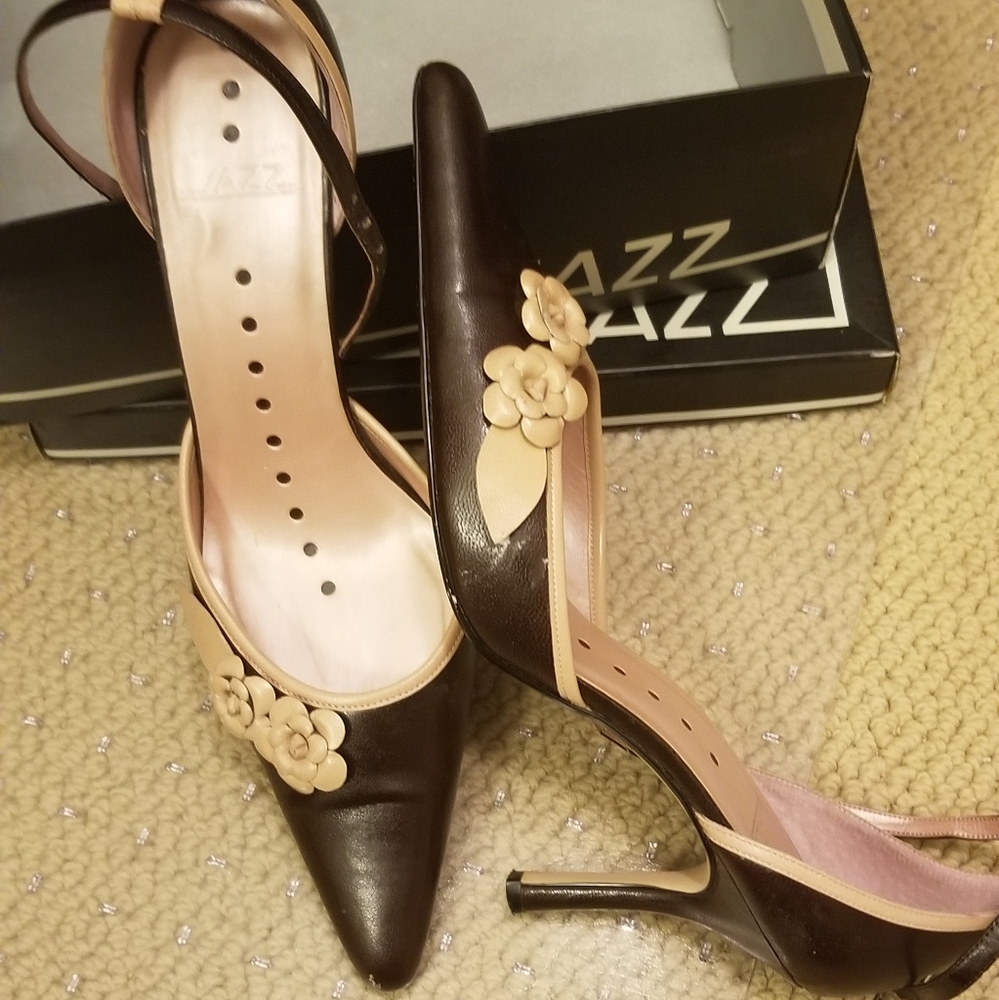 Gorgeous chocolate and pale pink heels. Comfortable.